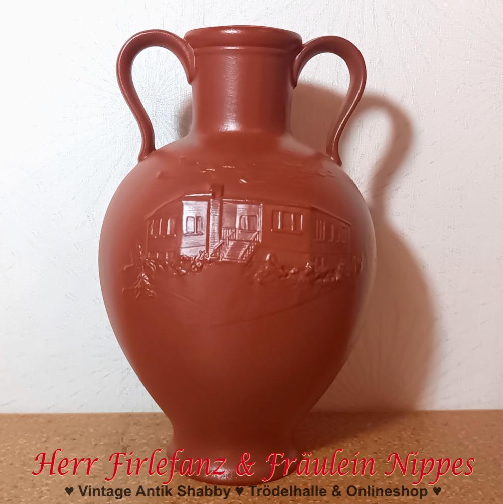Alte Vintage Keramik Vase bzw. Amphorenvase braun matt glasiert mit Reliefdekor FDGB Ferienheim und 30 Jahre PGH 1959-1989 (VEB Rheinsberg, DDR)