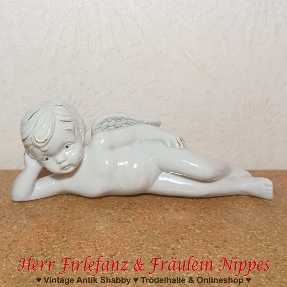 Alte weiße Vintage Porzellanfigur liegender Engel mit goldenen Akzenten im Haar und an den Flügeln (Preuss. Porzellan)