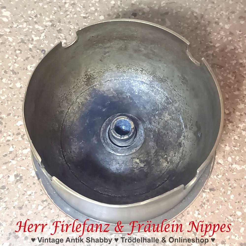 Goldfarbener antiker Aschenbecher aus Metall (Messing) mit Halterung für Streichholzschachteln und mit Jugendstil Verzierungen