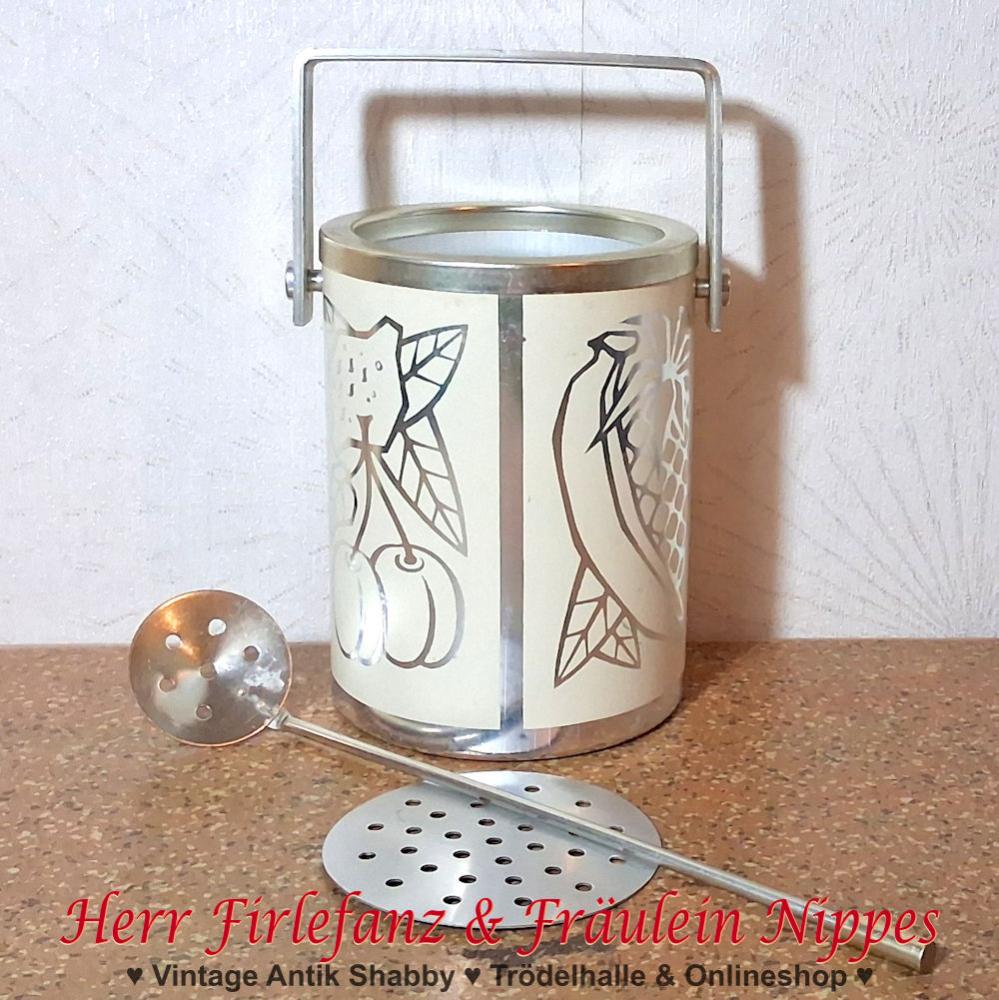 Alter Vintage Eiswürfelbehälter aus silberfarbenem Aluminium mit cremefarbenem Obstdekor, Henkel und Schöpflöffel aus DDR Zeiten um die 70er Jahre