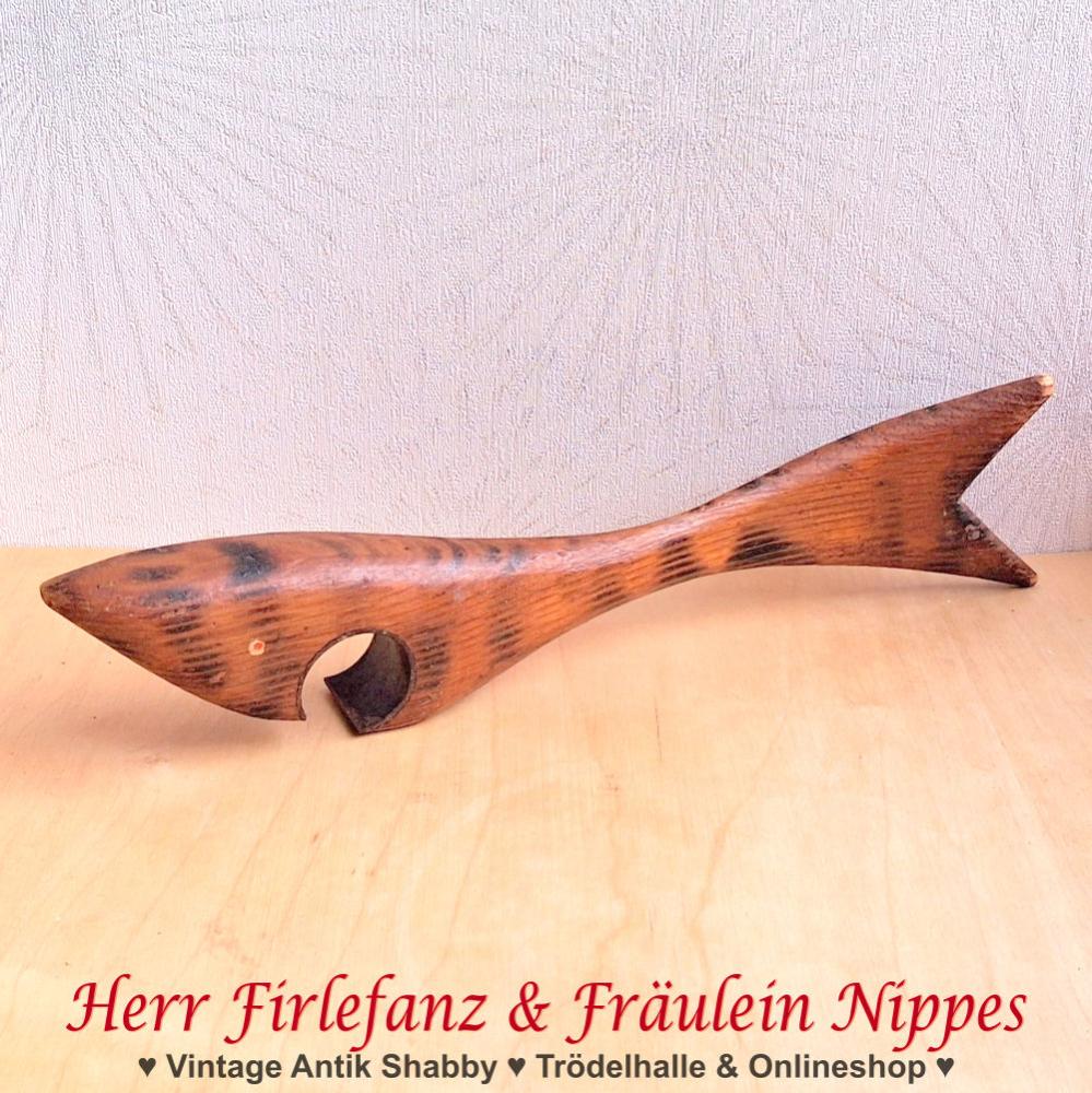 Alter Vintage Flaschenöffner aus mittelbraunem Holz in Hai Fisch Form aus den 50er  60er Jahren der DDR