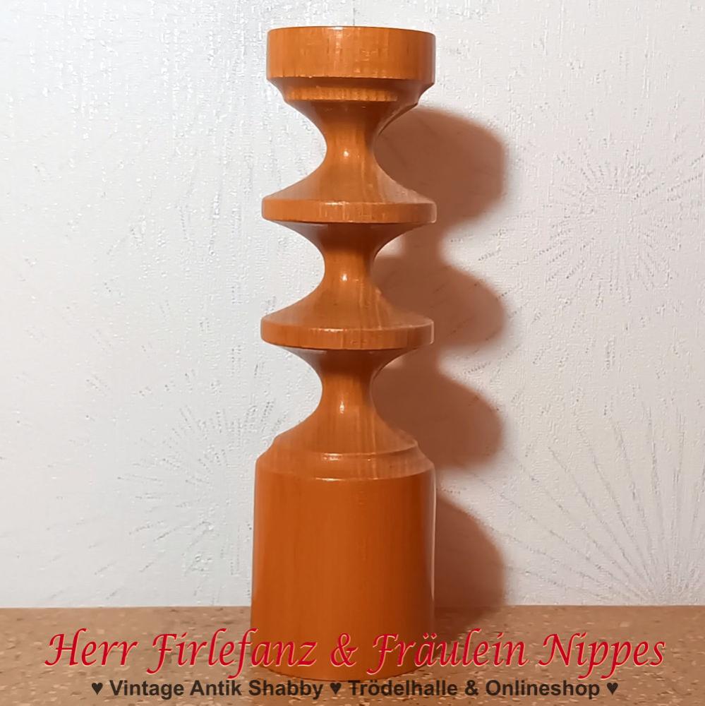 Alter gedrechselter Vintage Kerzenständer aus hellem Holz und glänzend lackiert für Stabkerzen aus DDR Zeiten