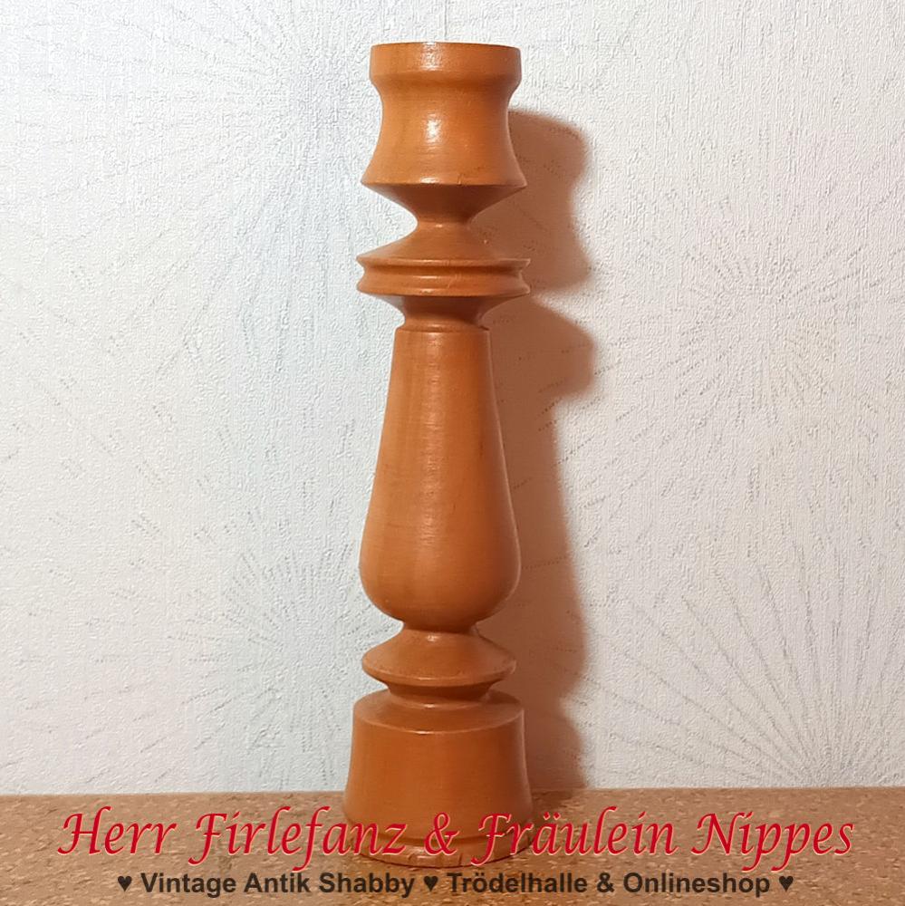 Alter schlichter Vintage Kerzenständer aus hellem Holz gedrechselt und matt lackiert für Stabkerzen aus DDR Zeiten