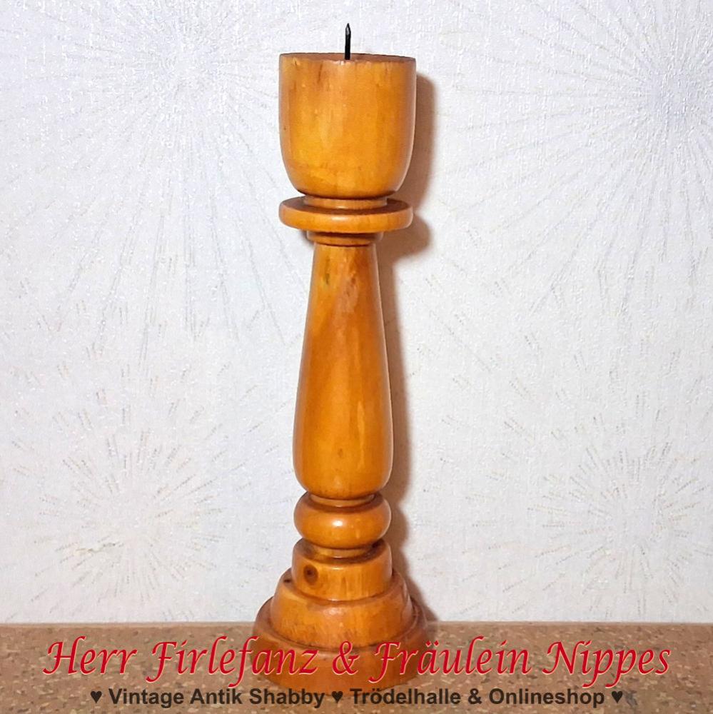 Alter schlichter gedrechselter Vintage Kerzenständer aus hellem Holz und leicht glänzend lackiert für Stumpenkerzen aus DDR Zeiten (22,5cm)