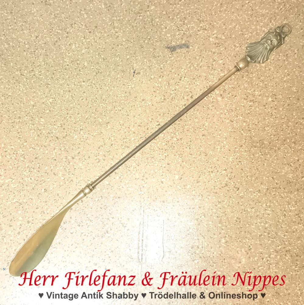 Antiker goldfarbener Schuhanzieher / Schuhlöffel aus Metall insbesondere Messing mit Kopf Relief am Griff (47cm)