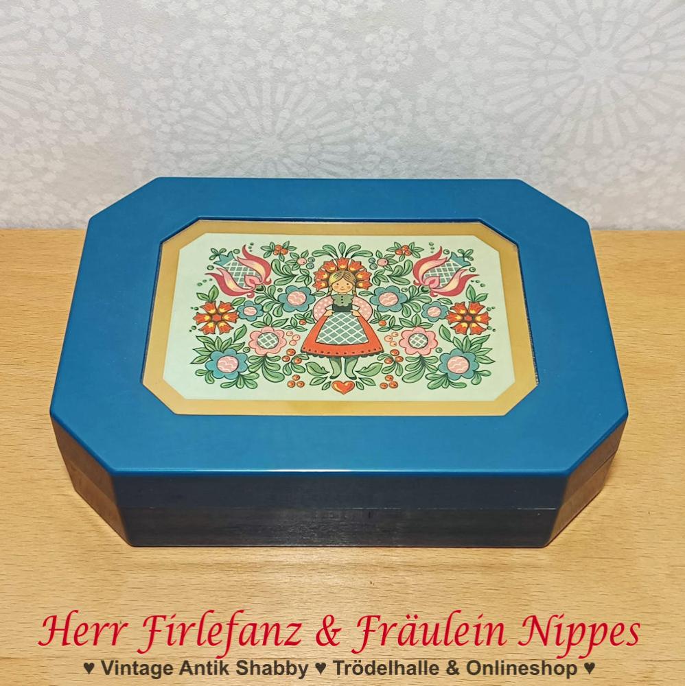 Blaue Vintage Keksdose, Bonbondose oder Brotdose mit buntem osteuropäischem Trachten Motiv aus Kunststoff im Vintage Stil