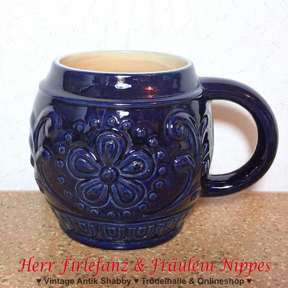 Blaue dunkelblaue Vintage Keramik aus den 70er Jahren der DDR - große Deko Tasse mit Blumen Relief (Bodenmarke 230 G)