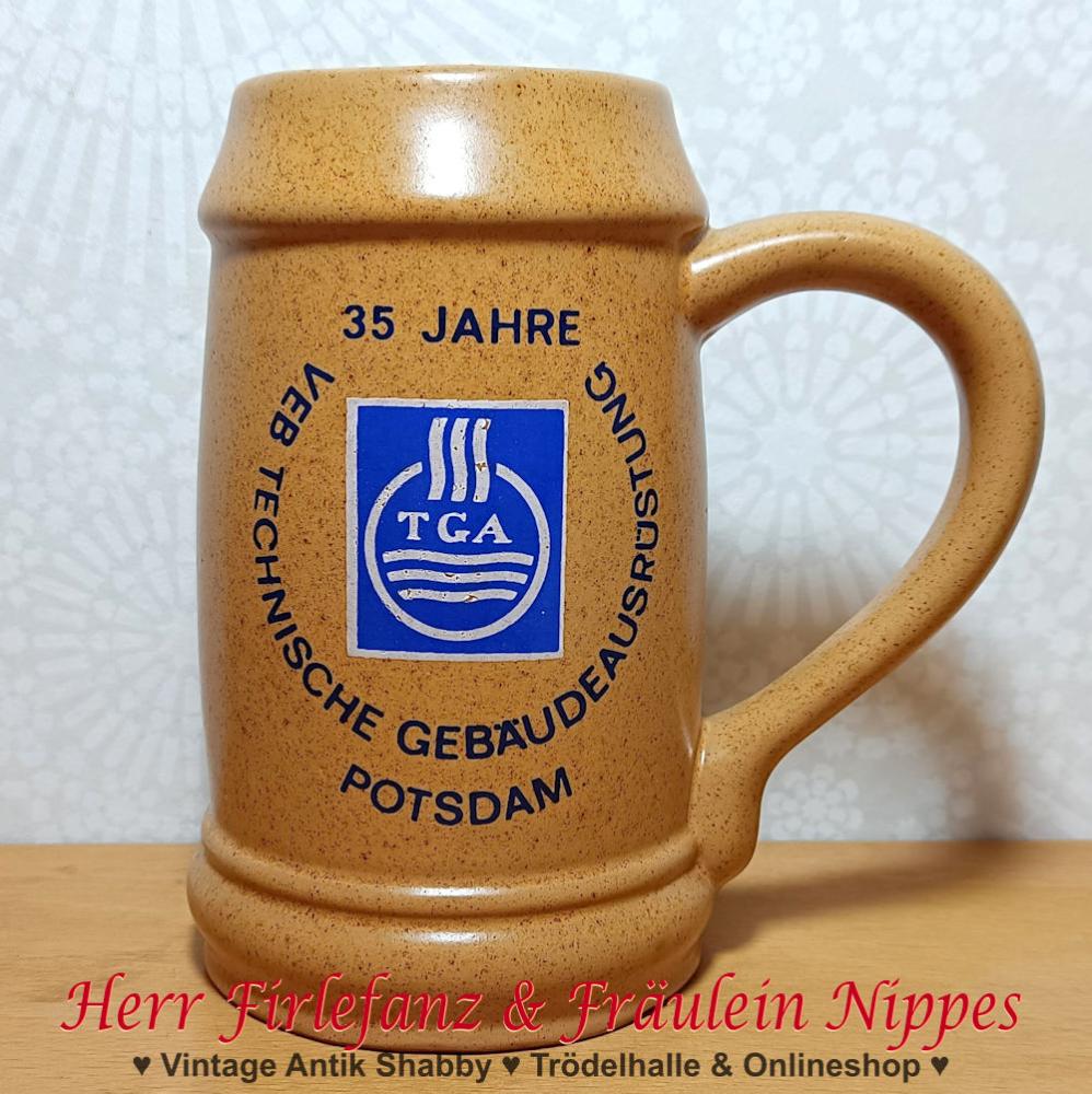 DDR Bierkrug aus Keramik mit der Aufschrift 35 Jahre VEB Technische Gebäudeausrüstung Postdam aus den 80er Jahren