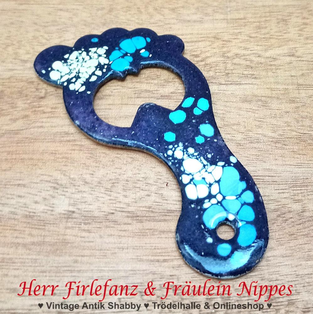 Emaille Flaschenöffner Fuß  Fußabdruck aus lila emailliertem Metall  Eisen mit hellgelben, weißen, blauen und türkisen Tupfen (10cm)