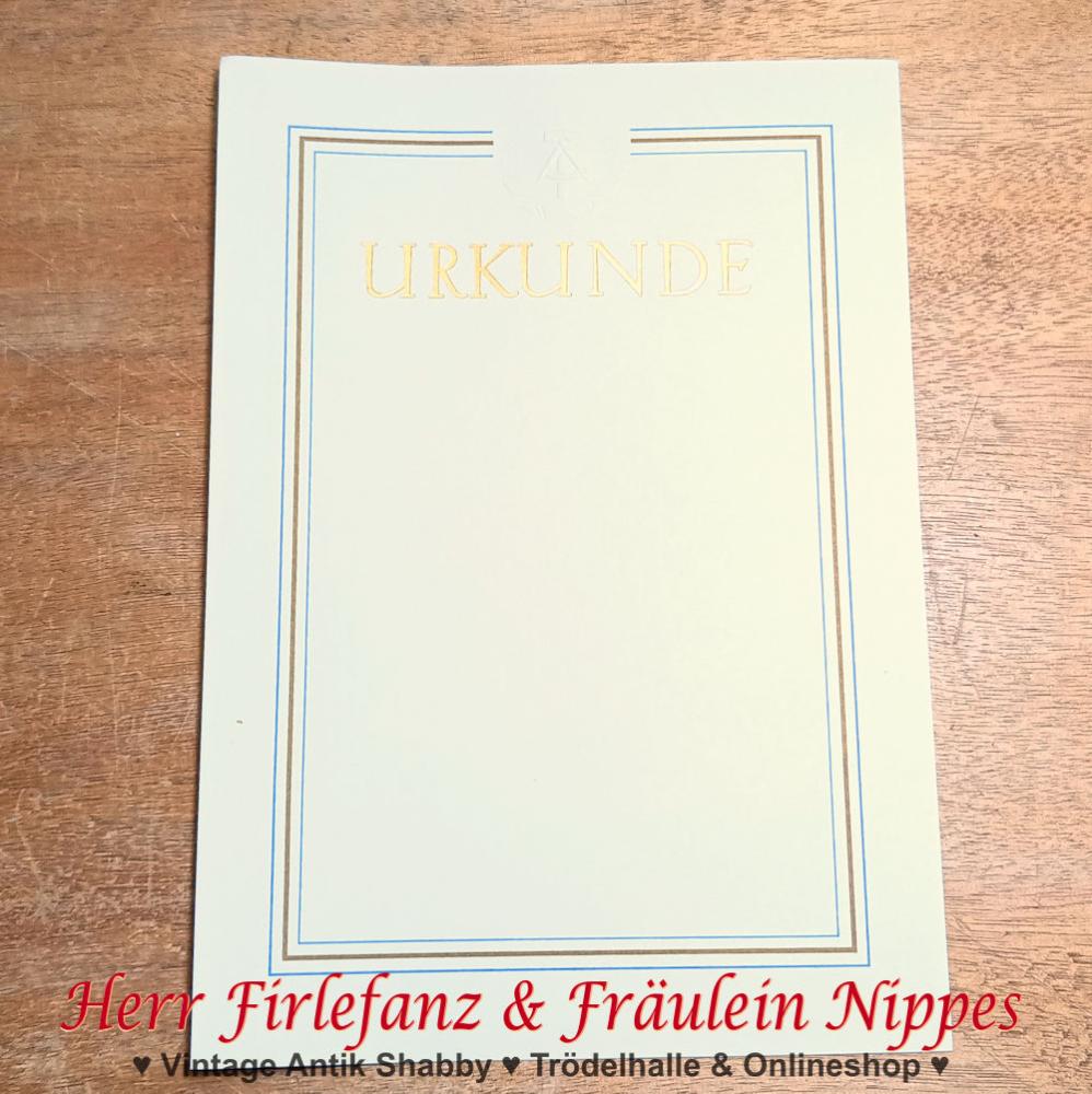 DDR Briefpapier mit Anker auf dem Karton