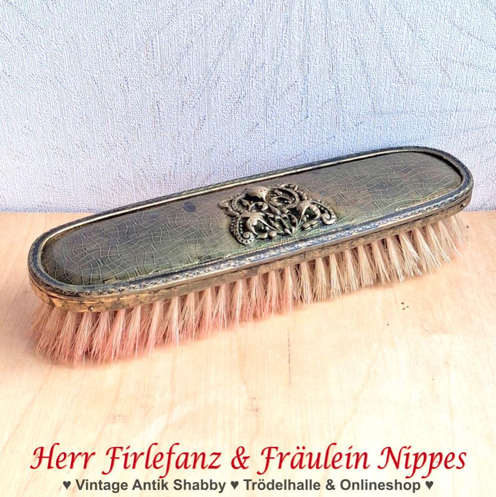 Goldfarbene antike Kleiderbürste  Bürste aus Messing und Holz mit Jugendstil typischen floralen Verzierungen aus dem 20. Jahrhundert