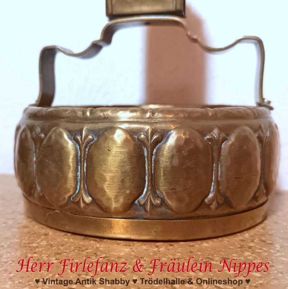 Goldfarbener antiker Aschenbecher aus Metall (Messing) mit Halterung für Streichholzschachteln und mit Jugendstil Verzierungen