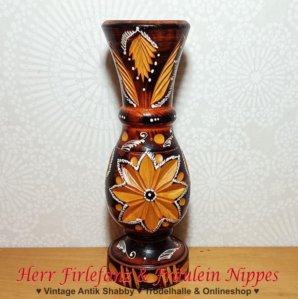 Große Vintage Vase aus hellem Holz geschnitzt mit Blumen Dekor und handbemalt für Trockenblumen aus Osteuropa oder Russland