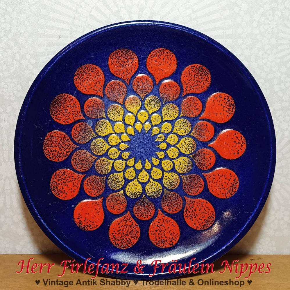 Großer Vintage Emaille Teller  Dekoteller aus Metall in blau mit orange und gelbem Retro Muster aus den 50er  60er Jahren