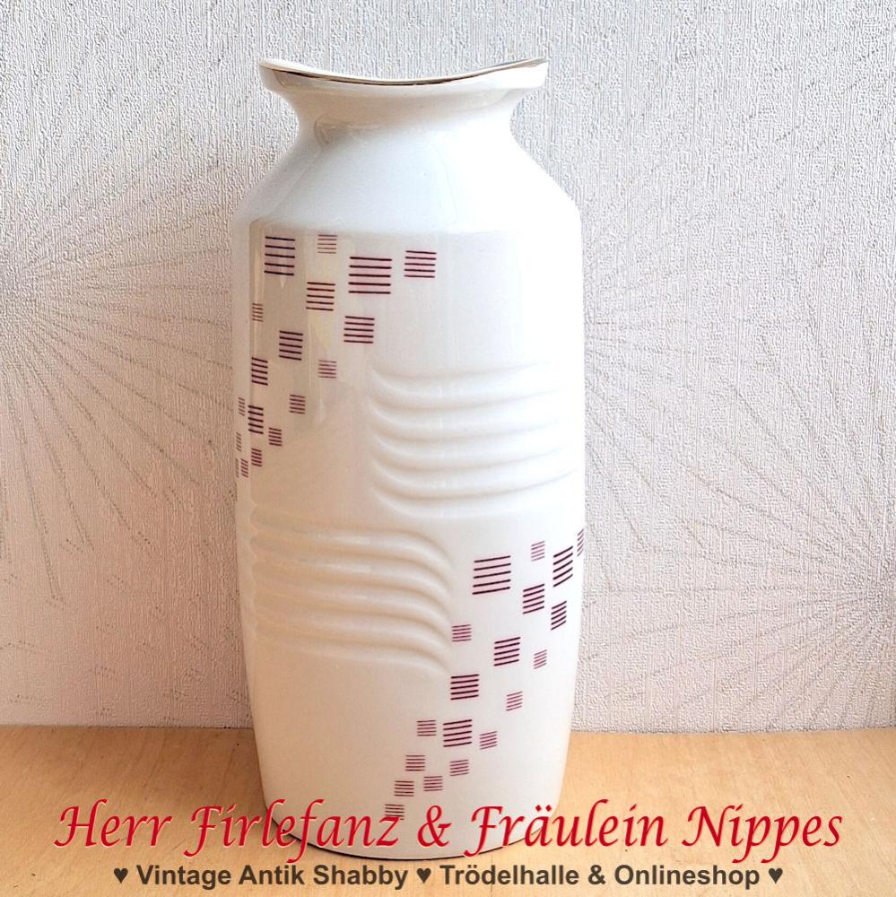 Hübsche Vintage Vase aus weißem Porzellan mit Reliefdekor, Goldrand, Fischmaul und Linien Dekor in pink-weinrot von Wagner & Apel aus DDR Zeiten