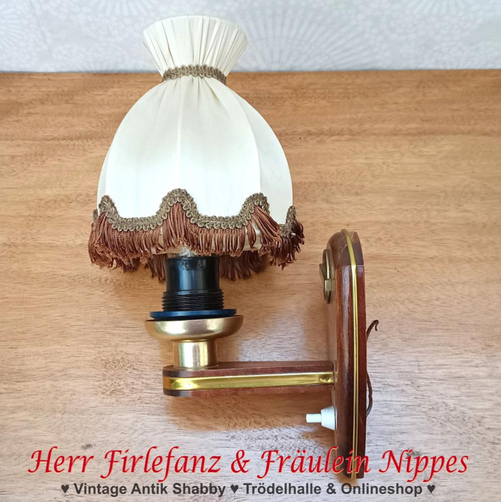 Kleine Vintage Wandlampe aus Holz mit goldfarbenen Streifen und Lampenschirm mit Fransen aus den 50er Jahren