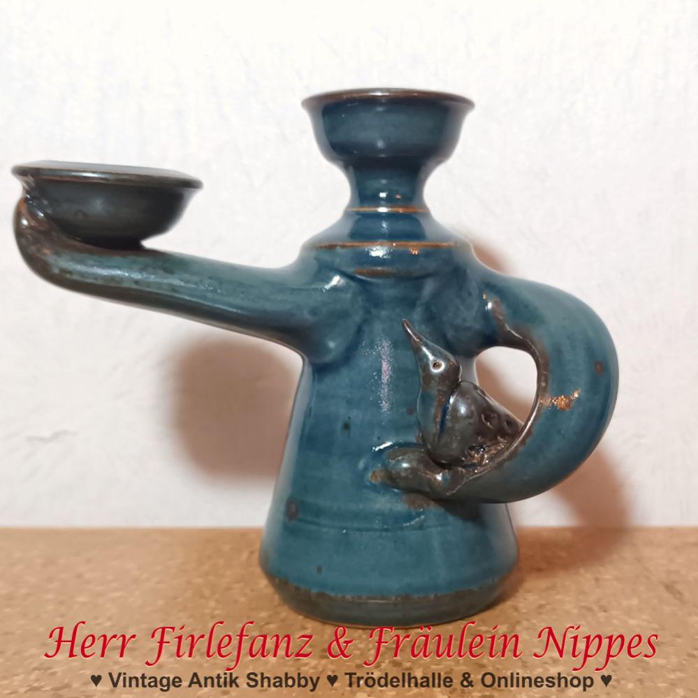 Kleiner blaugrüner Kerzenständer  Kerzenhalter aus Keramik für Stabkerzen matt glasiert in Form eines Männchens mit Vogel auf dem Arm