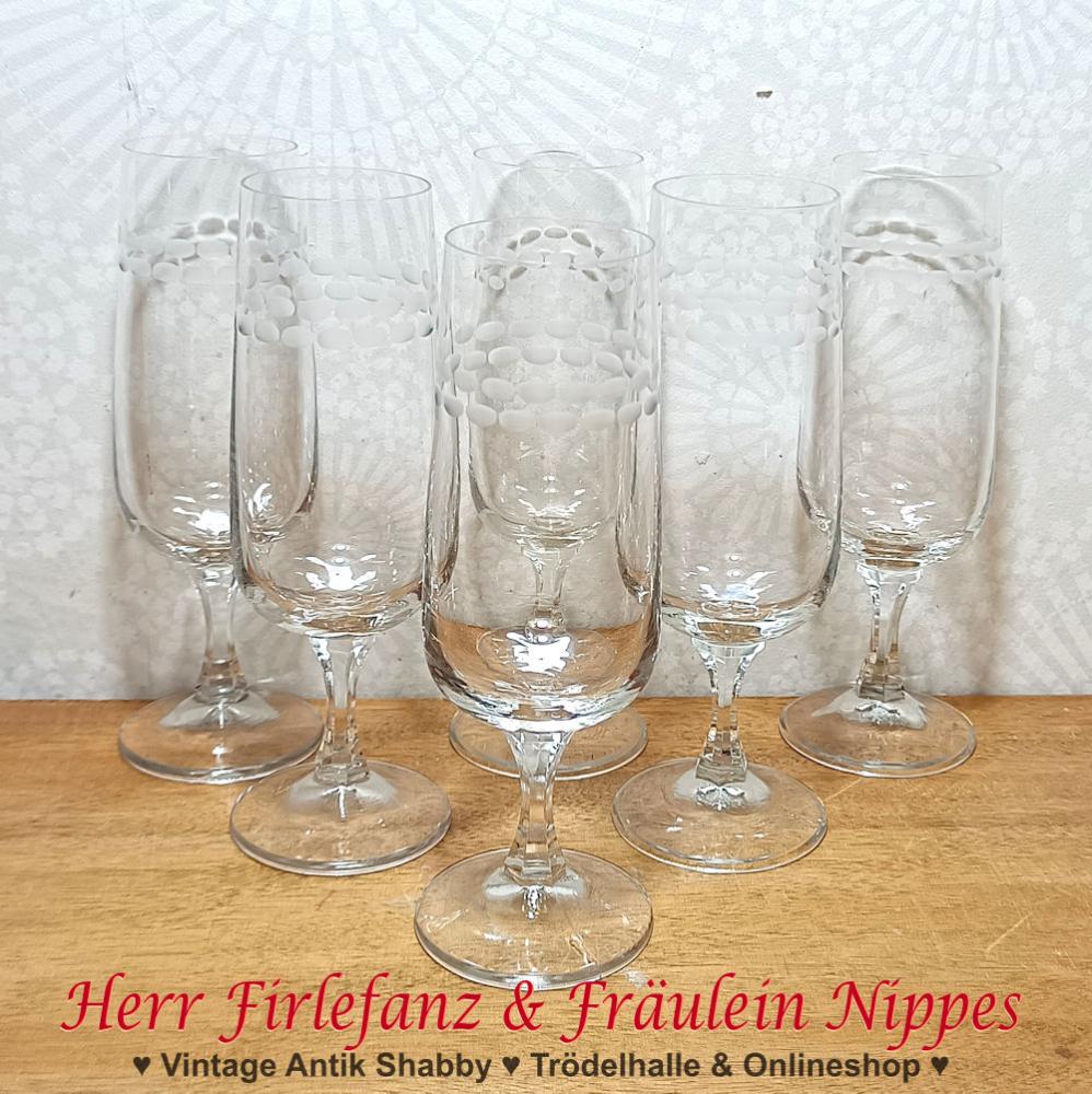 Schlichte Vintage Sektgläser aus DDR Zeiten aus klarem Glas mit Dekor Schliff aus aneinander gereihten Ovalen aus den 60er  70er Jahren