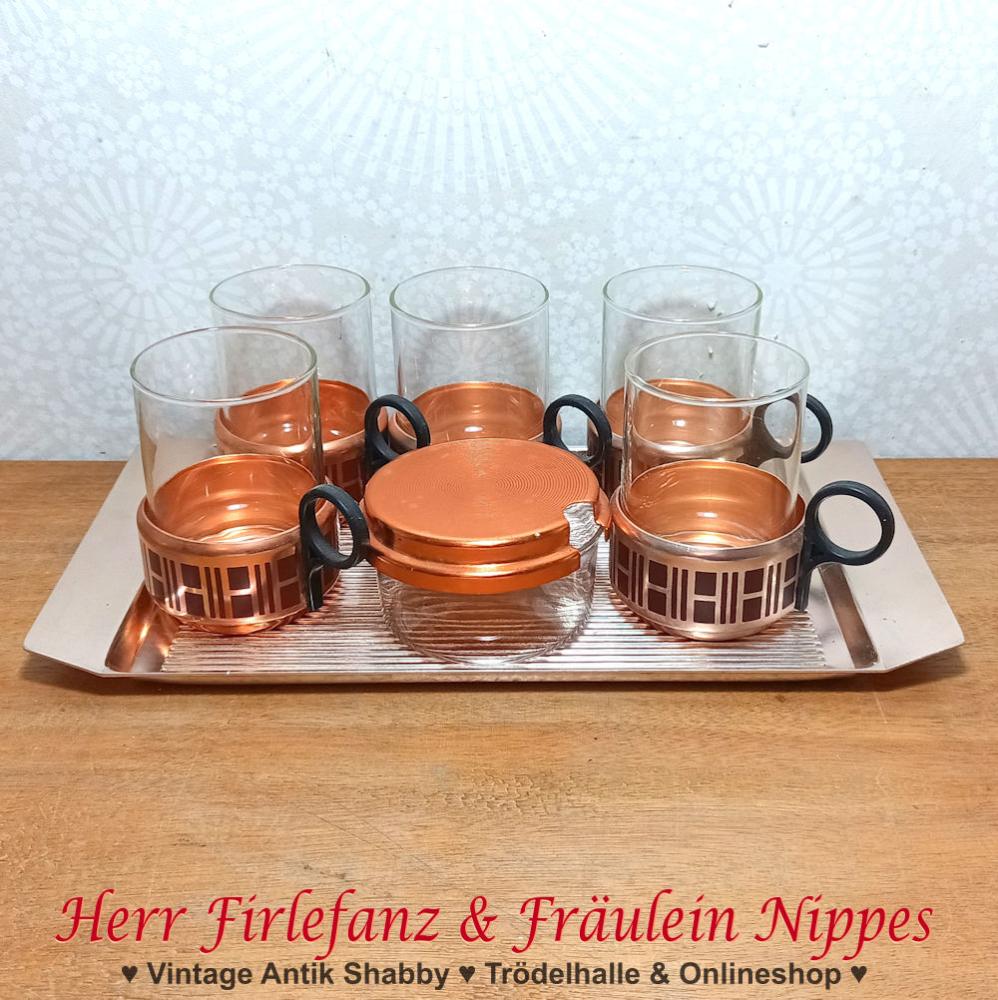 Vintage DDR Teegläser aus Glas mit Napf aus eloxiertem Aluminium in lachs und braun und mit Tablett aus den 70er Jahren