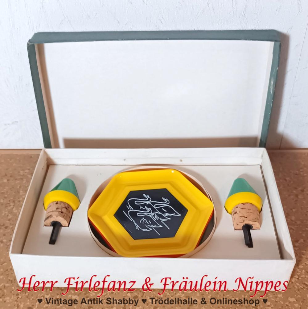 Vintage DDR Untersetzer Set aus Plastik  Kunststoff 6 Untersetzer mit Tieren und 2 Flaschenverschlüsse mir Korken (OVP)