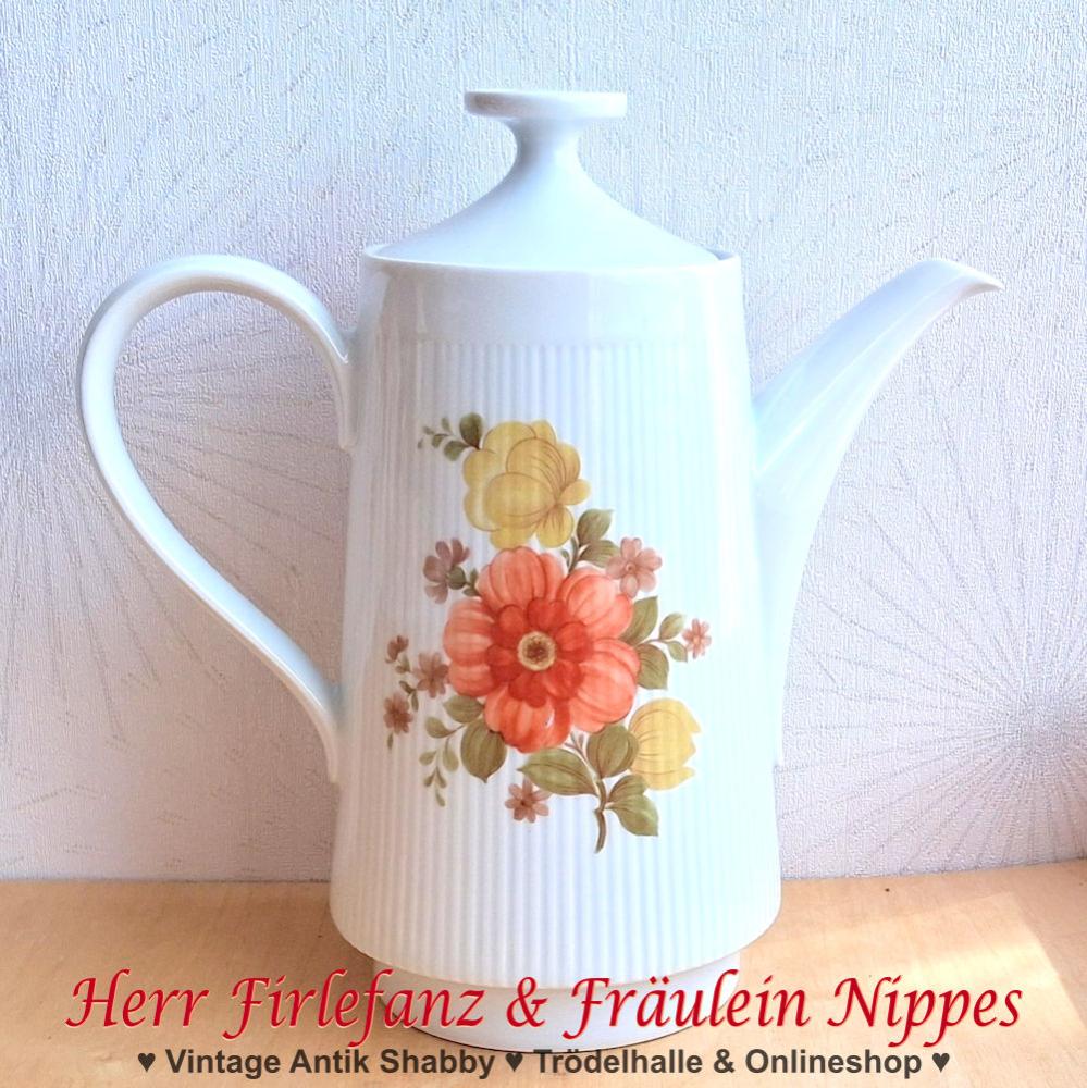 Vintage Kaffeekanne aus weißem Porzellan mit Blumen in gelb und orange und mit Relief Dekor (Mitterteich, knapp 1300ml)