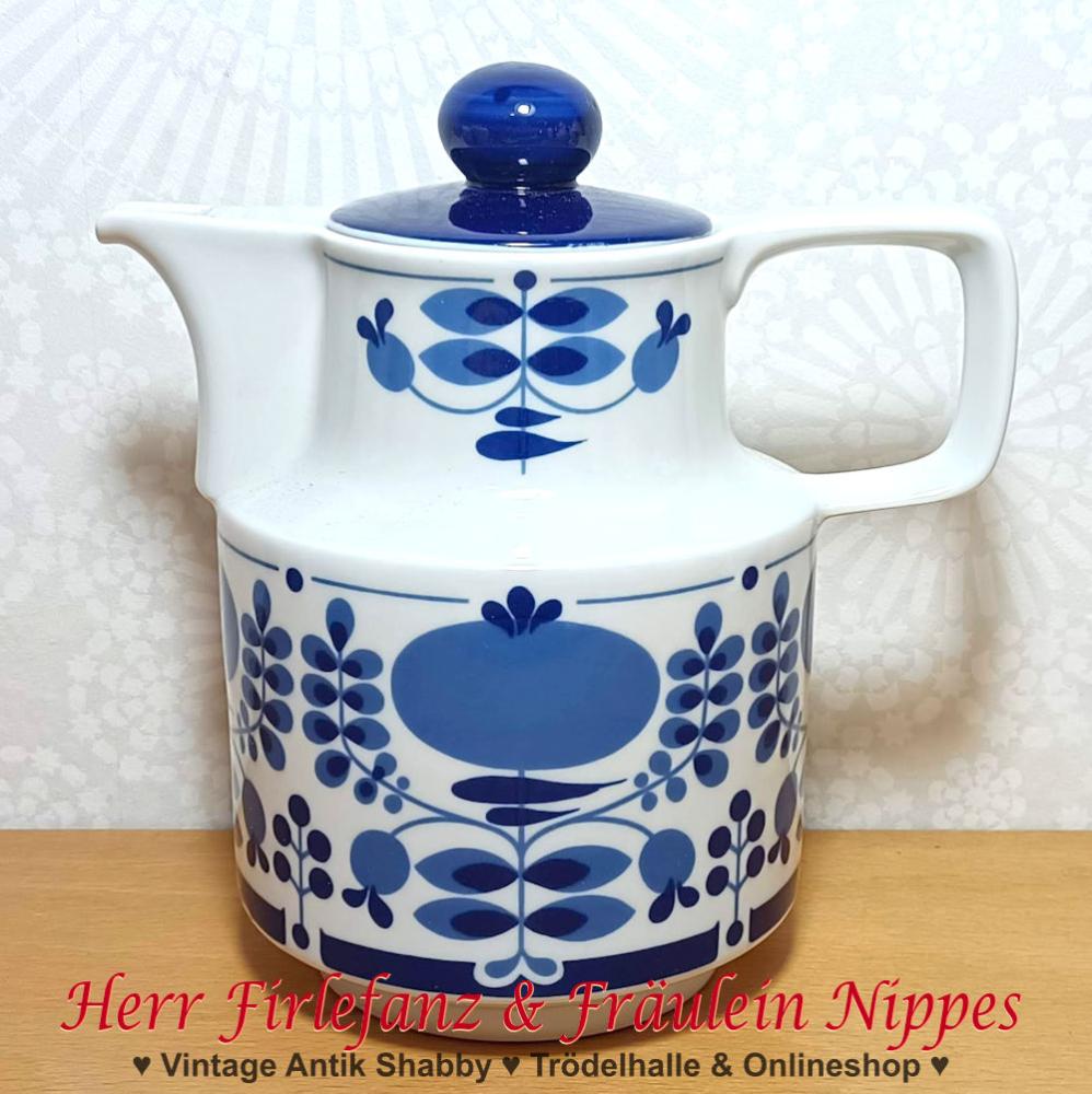 Vintage Kaffeekanne aus weißem Porzellan mit einem blauem Retro Dekor aus stilisierten Blumen und Blättern aus den 70er Jahren (Colditz, DDR)