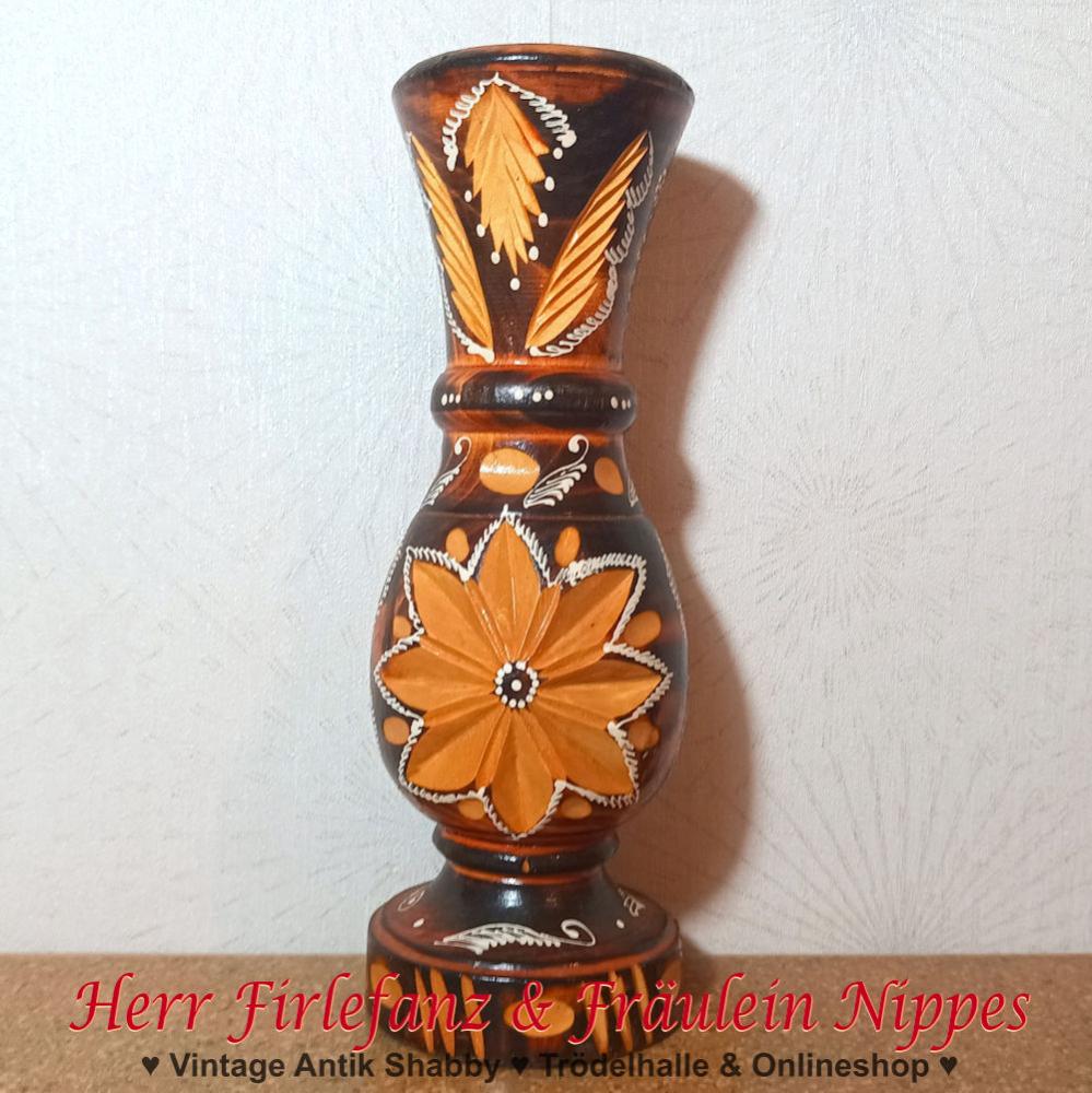Vintage Vase aus hellem Holz geschnitzt mit Blumen Dekor und handbemalt für Trockenblumen aus Osteuropa oder Russland