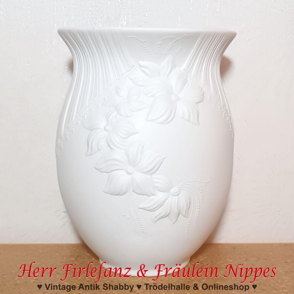 Weiße Vase aus Biskuitporzellan / unglasiertem Porzellan mit Blumen Reliefdekor von AK Kaiser (M. Frey 0762)