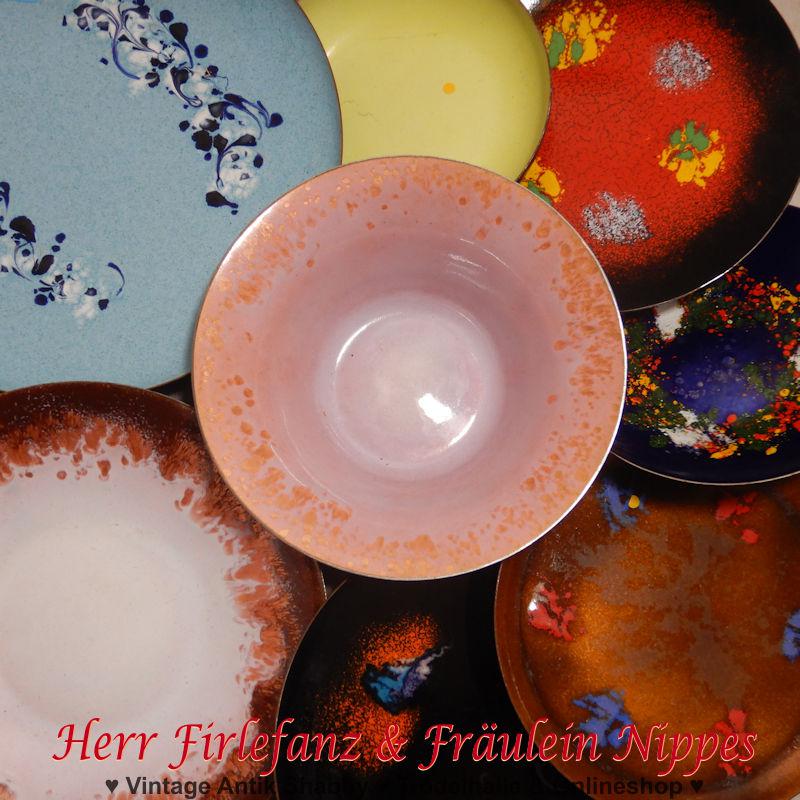 Kleine, runde, alte Vintage Emaille Teller und Schalen in verschiedenen Farben aus den 50er / 60er Jahren (DDR)