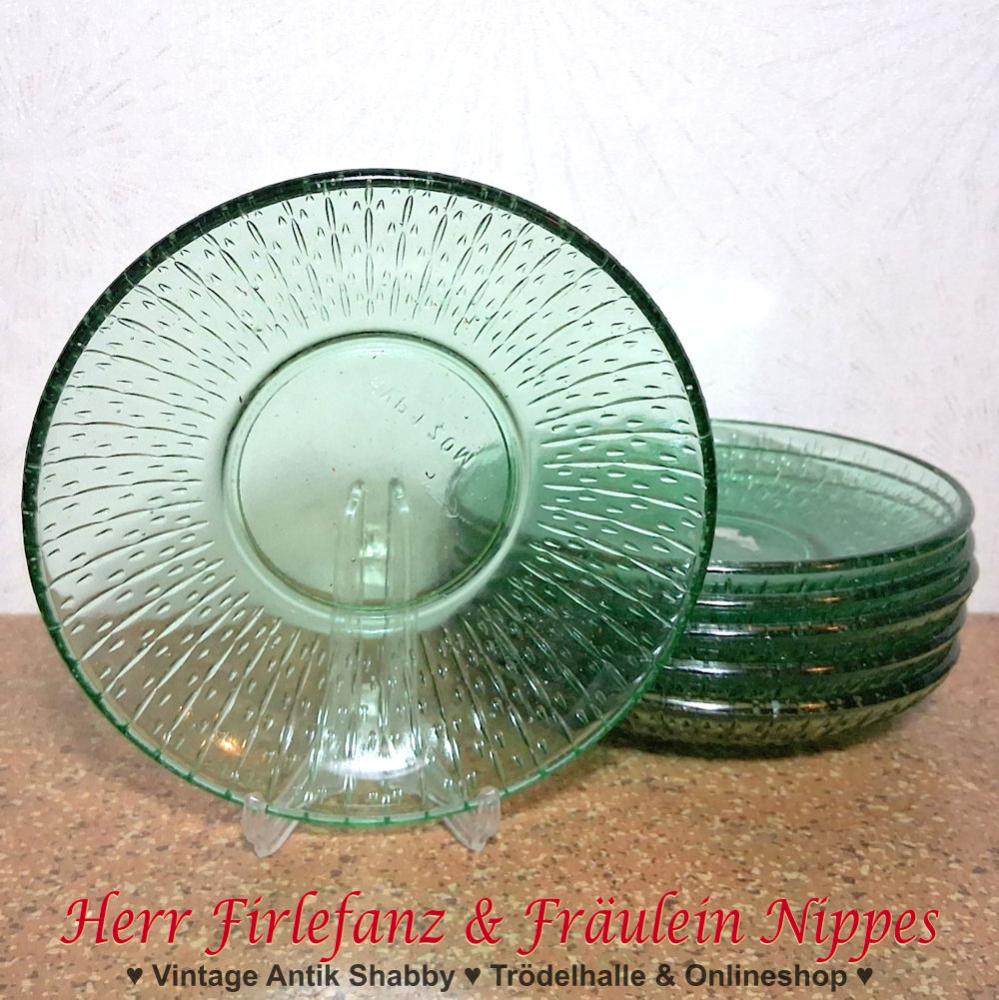 kleine runde Vintage DDR Teller für Kuchen und Dessert aus grünem Glas mit Relief aus kleinen Tropfen und Strichen aus den 80er Jahren