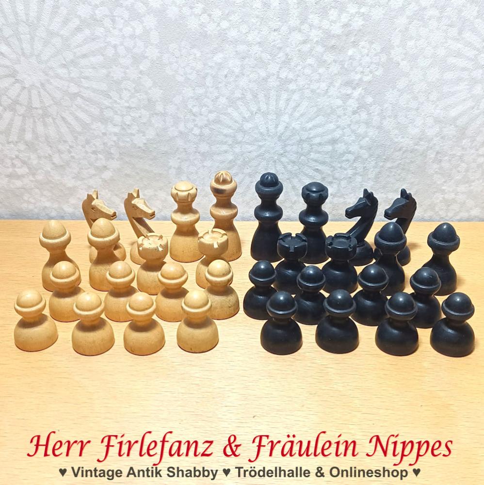 Kleine alte Vintage Schachfiguren aus Holz in natur und schwarz aus den 50er / 60er Jahren der DDR (vollständig)