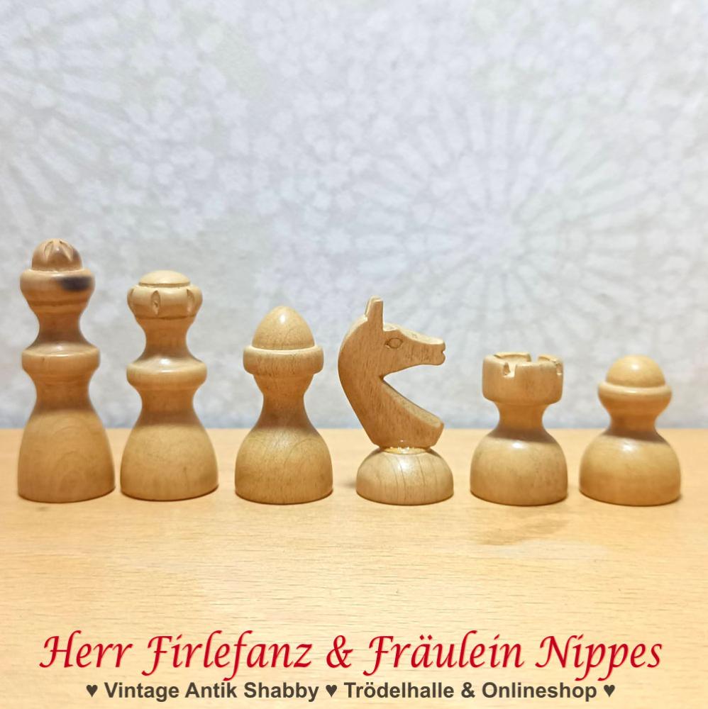 Kleine Vintage Schachfiguren aus Holz