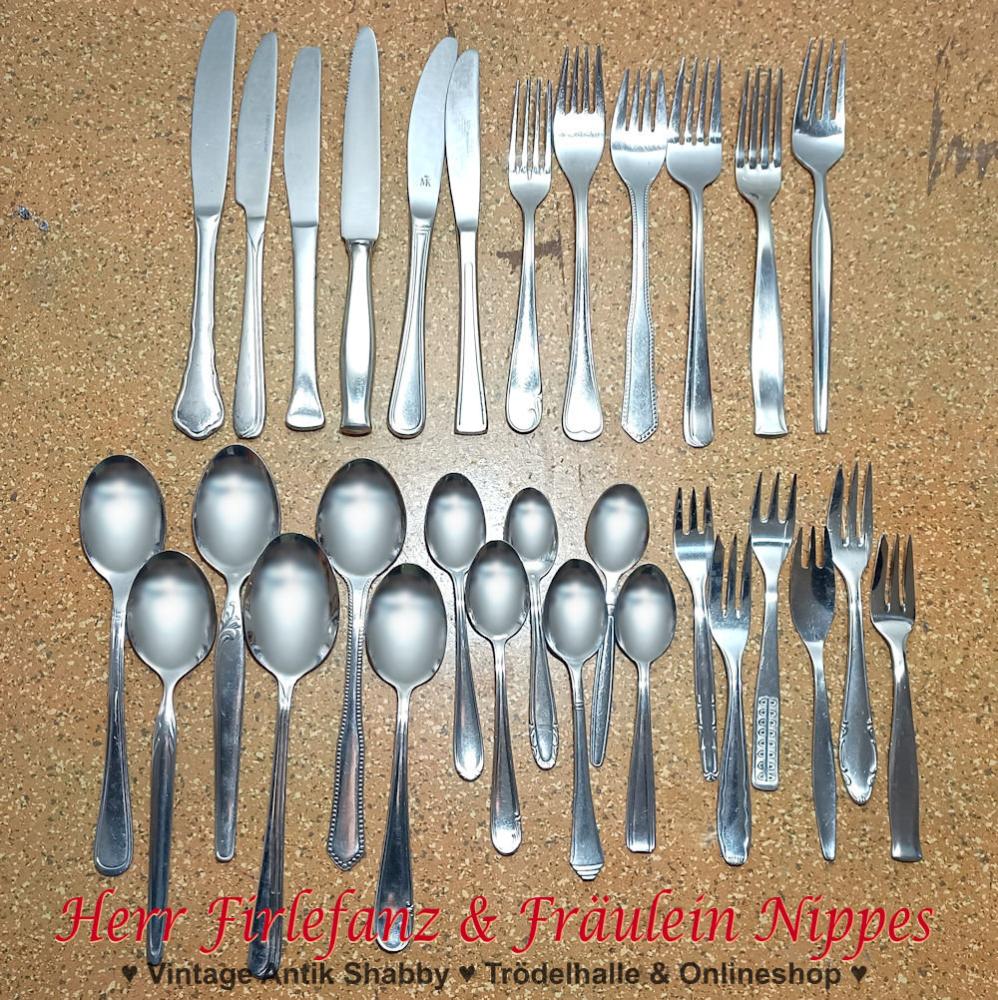 30 tlg. Vintage Besteck Mix für 6 Personen mit je 6 unterschiedlichen Messern, Gabeln, Löffeln, Teelöffeln und Kuchengabeln