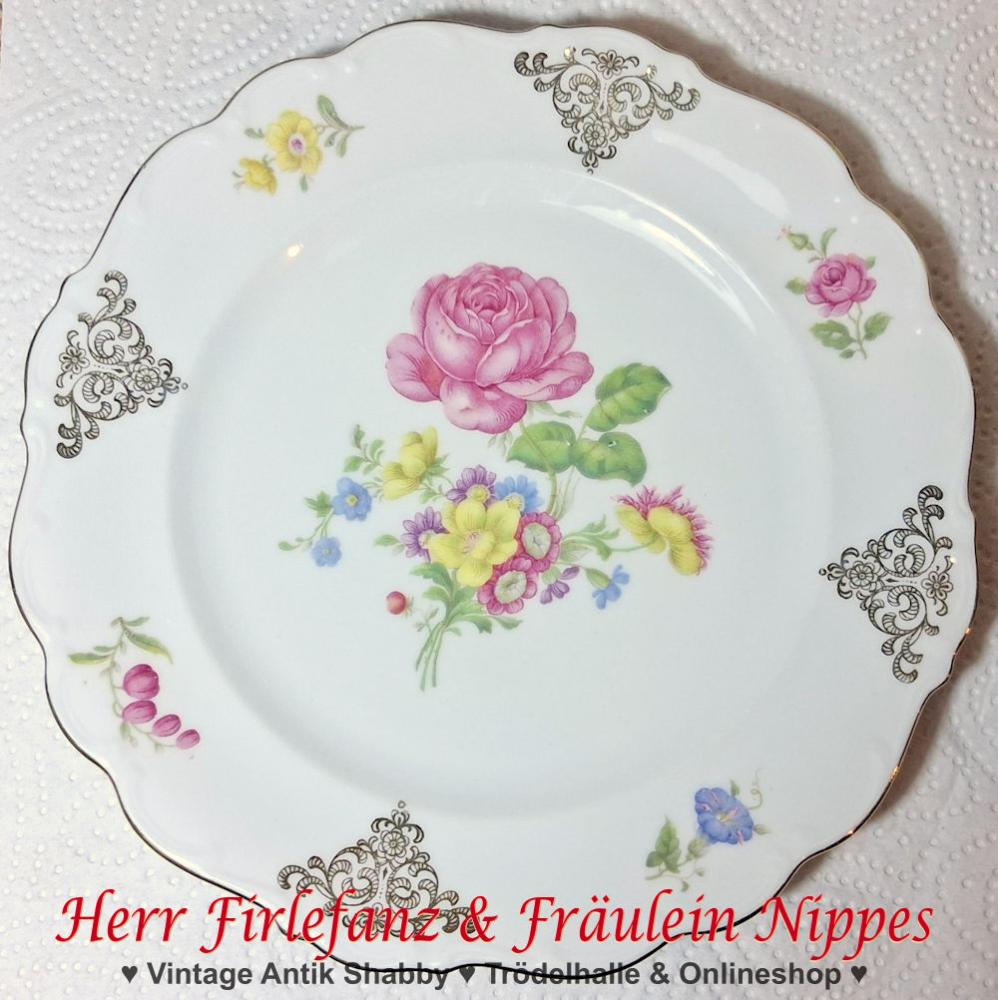 9 Vintage Frühstücksteller mit Blumendekoren