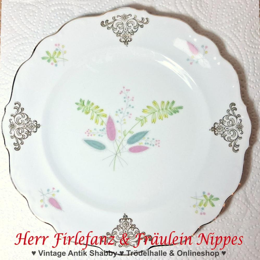 9 Vintage Frühstücksteller mit Blumendekoren